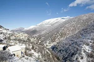 Freezing Gallery: View over Scanno, Abruzzi, Italy, Europe