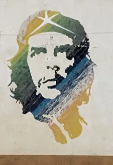 Art Work Collection: A wall painting of Che Guevara in Habana Vieja (old town), Havana, Cuba
