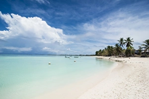 White sand and turquoise water in the beautiful lagoon of Funafuti, Tuvalu, South Pacific White sand and turquoise water in the beautiful lagoon of Funafuti, Tuvalu, South Pacific
