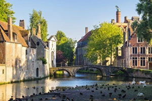 Vlaanderen Gallery: Wijngaard Bridge and the main entrance gate of the Begijnhof (Beguinage) of Bruges