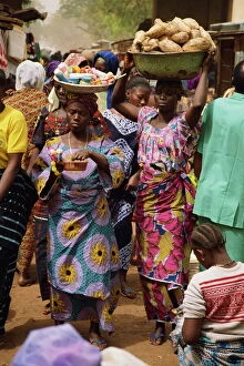 West Africa Gallery: Women carrying goods to market, Bobo-Dioulasso, Burkina Faso, West Africa, Africa