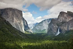 Yosemite Valley from Tunnel View viewpoint, with El Capitan, a 3000 feet granite monolith on the left