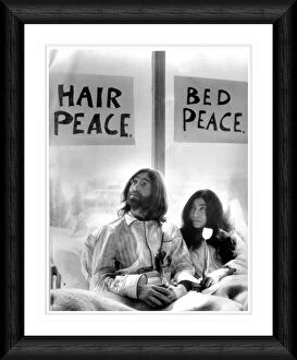 Images Dated 22nd February 2008: John Lennon & Yoko Ono in Bed Protest Framed Black & White Print