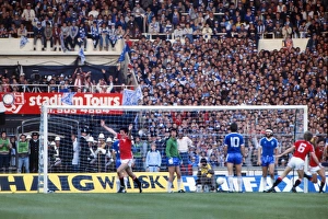 Images Dated 26th May 1983: Bryan Robson scores for Manchester United in the 1983 FA Cup Final replay