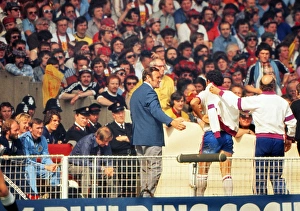 Images Dated 4th June 1977: England manager Don Revie comes off the bench to meet Ray Kennedy after his substitution against