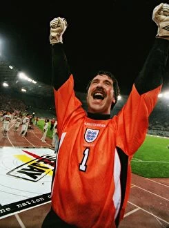 1998 France Gallery: Englands David Seaman celebrates qualification to the 1998 World Cup