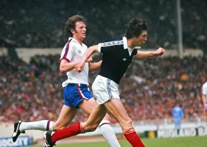 Images Dated 4th June 1977: Englands Mick Channon and Scotlands Tom Forsyth - 1977 British Home Championship