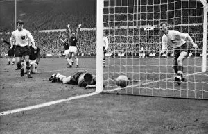 Images Dated 19th April 2013: Geoff Hurst scores for West Ham - 1964 FA Cup Final