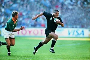 Images Dated 1st October 2009: Jonah Lomu runs with the ball during the 1995 RWC Final