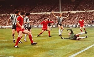 Images Dated 4th May 1974: Kevin Keegan scores for Liverpool - 1974 FA Cup Final