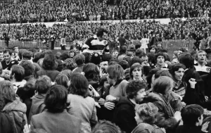 Gareth Edwards a true legend: 1973 Print of Gareth Edwards Chaired Off