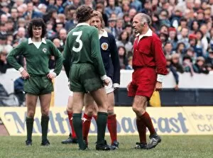 Images Dated 18th October 2010: Sammy Nelson and Denis Law square up as referee Iorwerth Jones steps in - 1974 British Home