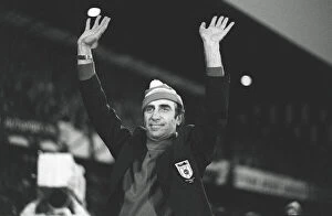 Images Dated 27th January 2009: Sunderland manager Bob Stokoe waves to the Roker Park crowd