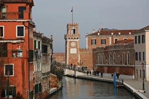 <b class=qtipBold><figcaption>Canal and tower in Venice, Italy</figcaption></b><br><em>© Paul Brown</em> Canal and tower in Venice, Italy