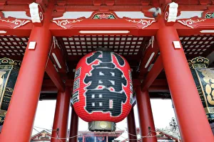 Hozomon, the inner gate of the Senso-Ji Temple in Asakusa and its giant red lantern Hozomon, the inner gate of the Senso-Ji Temple in Asakusa and its giant red lantern