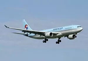 Images Dated 10th March 2005: Airbus A330-200 Korean Air landing into Nadi Airport, Fiji