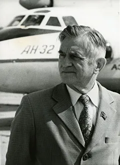 <b class=qtipBold><figcaption>Aircraft designer Oleg Antonov</figcaption></b><br><em>© Flightglobal 2012</em> Aircraft designer Oleg Antonov