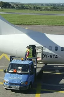 Images Dated 8th October 2005: Baggage handlers loading ATR72 at Cork Airport