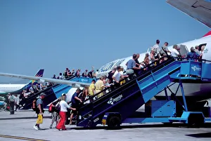 <b class=qtipBold><figcaption>Boarding Aircraft</figcaption></b><br>Pax boarding fakon cargo lg<br><em>© Flight Global 2009 - All Rights Reserved</em> Boarding Aircraft