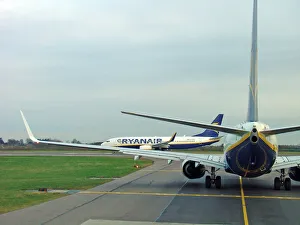Boeing 737-800 Ryanair in queue at Stansted Airport Boeing 737-800 Ryanair in queue at Stansted Airport