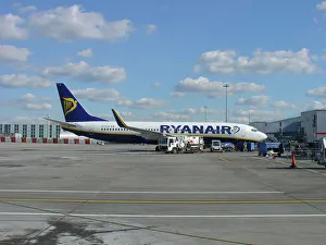 Boeing 737-800 Ryanair refuelling at Stansted Airport Boeing 737-800 Ryanair refuelling at Stansted Airport