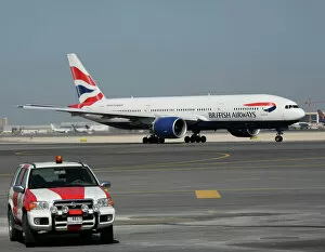Boeing 777 Collection: Boeing 777-200 British Airways at Dubai airport with ramp vehicle