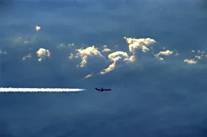 <b class=qtipBold><figcaption>Contrail</figcaption></b><br>SAS MD-90 above Denmark 07/2000 By Lassi Tolvanen<br><em>© Flight Global 2009 - All Rights Reserved</em> Contrail