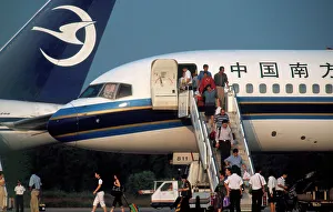 <b class=qtipBold><figcaption>Disembarking Aircraft</figcaption></b><br>Passengers Disembarking Boeing 757 China Southern (c) Flight<br><em>© Flight Global 2009 - All Rights Reserved</em> Disembarking Aircraft