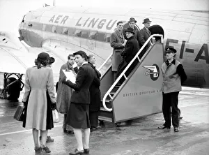 <b class=qtipBold><figcaption>Douglas DC-3</figcaption></b><br>Douglas, DC-3, DC3, Aer, Lingus, Aer Lingus, Ireland, Europe, Manchester, Ringway, Airport, 1948, 1940s, Historical, Civil, Cabin Crew, Air Hostess, Passengers, Ground, 3/4, Rear<br><em>© Flight Global 2009 - All Rights Reserved</em> Douglas DC-3