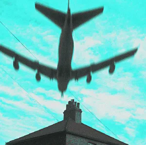 <b class=qtipBold><figcaption>Flying low over house</figcaption></b><br>Heathrow FLight<br><em>© Flight Global 2009 - All Rights Reserved</em> Flying low over house