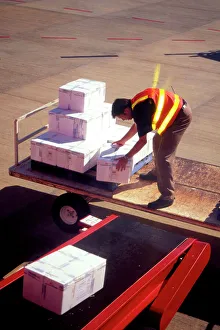 <b class=qtipBold><figcaption>Loading Cargo</figcaption></b><br>Adelaide baggage handler loading conveyor hoare clean<br><em>© Flight Global 2009 - All Rights Reserved</em> Loading Cargo