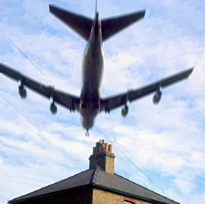 <b class=qtipBold><figcaption>Low-flying over house</figcaption></b><br>Heathrow FLight<br><em>© Flight Global 2009 - All Rights Reserved</em> Low-flying over house