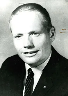 <b class=qtipBold><figcaption>Neil Armstrong</figcaption></b><br><em>© Flightglobal 2012</em> Neil Armstrong
