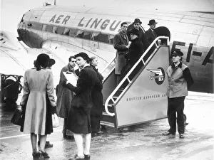 <b class=qtipBold><figcaption>Passengers Boarding DC3</figcaption></b><br>21085s<br><em>© Flight Global 2009 - All Rights Reserved</em> Passengers Boarding DC3
