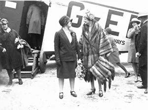 <b class=qtipBold><figcaption>Passengers waiting to board</figcaption></b><br>AW Argosy Imperial Croydon 1929 flight 6953<br><em>© Flight Global 2009 - All Rights Reserved</em> Passengers waiting to board