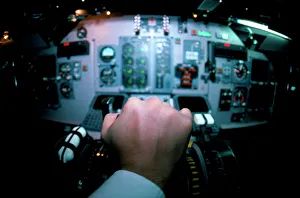 <b class=qtipBold><figcaption>Pilots hand on trottle</figcaption></b><br>Captains hand on throttle (c) Wagner The flight Collection 020 8652 8888<br><em>© Flight Global 2009 - All Rights Reserved</em> Pilots hand on trottle