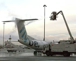 <b class=qtipBold><figcaption>Weather: De-icing</figcaption></b><br>Early morning de-icing FlyBe Dash 8-400<br><em>© Flight Global 2009 - All Rights Reserved</em> Weather: De-icing