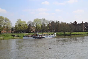 Hampton Court Palace Gallery: Yarmouth Belle paddle steamer outside Hampton Court, River Thames, UK