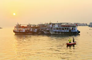 Asia, India, Maharashtra, Mumbai, dawn shot of fishermen and ferry boats off the docks Asia, India, Maharashtra, Mumbai, dawn shot of fishermen and ferry boats off the docks