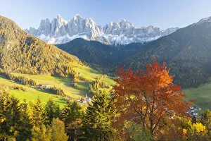 Images Dated 8th March 2013: Autumn, St. Magdalena village, Geisler Spitzen (3060m), Val di Funes, Dolomites mountains