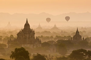 Images Dated 3rd January 2016: Bagan, Mandalay region, Myanmar (Burma). Pagodas and temples with balloons at sunrise