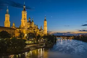 Images Dated 31st May 2014: Basilica de Nuestra Senora del Pilar church and Ebro river at dusk, Zaragoza, Aragon