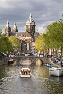 Basilica of Saint Nicholas and the Oudezijds Voorburgwal canal (De Wallen district Basilica of Saint Nicholas and the Oudezijds Voorburgwal canal (De Wallen district