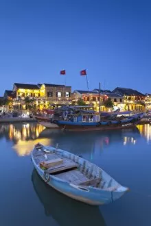 Images Dated 25th April 2014: Boats on Thu Bon river at dusk, Hoi An (UNESCO World Heritage Site), Quang Ham, Vietnam