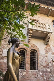 Bronze statue of Giullieta (of Romeo and Juliet fame), Casa Giullieta, Verona, Veneto