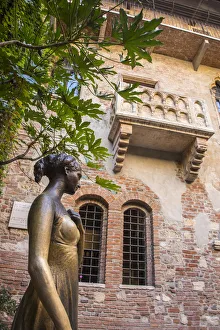 Bronze statue of Giullieta (of Romeo and Juliet fame), Casa Giullieta, Verona, Veneto Bronze statue of Giullieta (of Romeo and Juliet fame), Casa Giullieta, Verona, Veneto