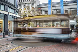 Cable Car turn around in Powell Street, San Francisco, California, USA Cable Car turn around in Powell Street, San Francisco, California, USA