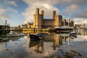 Castles and Town Walls of King Edward in Gwynedd Collection: Caernarfon Castle reflected in the calm waters of the Afon Seiont, Caernarfon, North Wales, UK