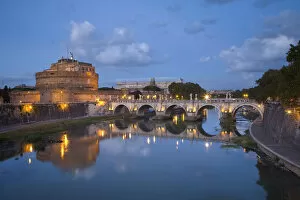 Images Dated 22nd December 2008: Castel Sant Angelo & San t Angelo Bridge at Dusk, Rome, Italy
