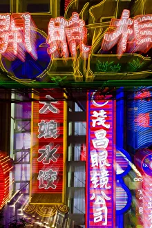China, Shanghai, the neon lights of Shanghais main shopping street, Nanjing Donglu China, Shanghai, the neon lights of Shanghais main shopping street, Nanjing Donglu